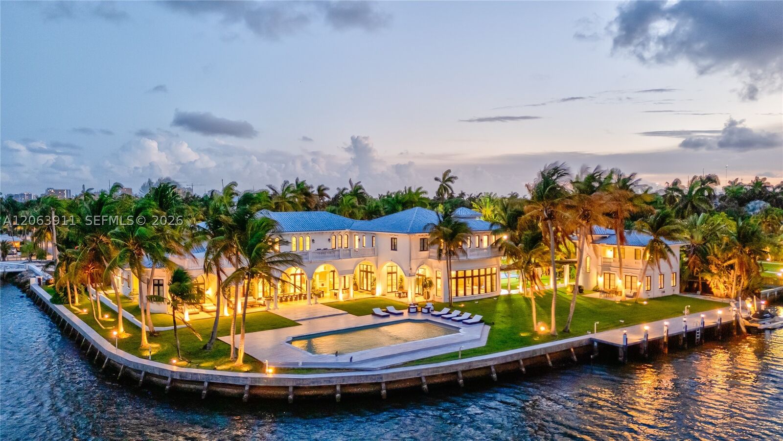 Property Photo:  900 S Northlake Dr  FL 33019 