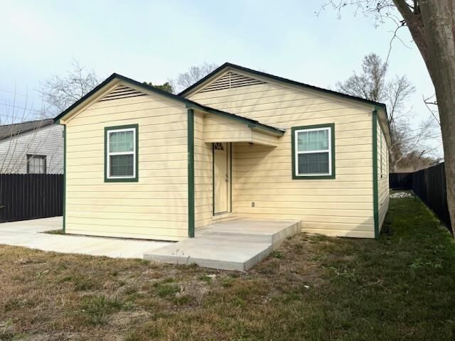 Property Photo:  635 Goliad St  TX 77701 
