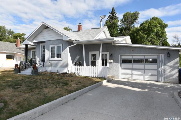 207 Pine Avenue — photo 1