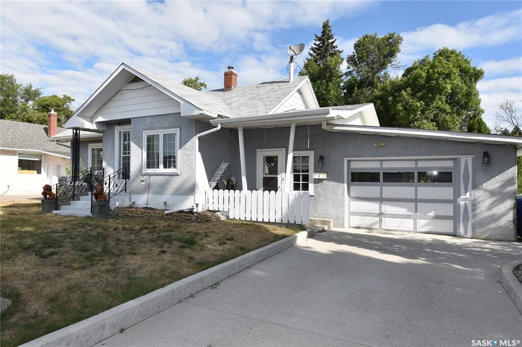 Property Photo: 207 Pine Avenue SK S0E 1E0