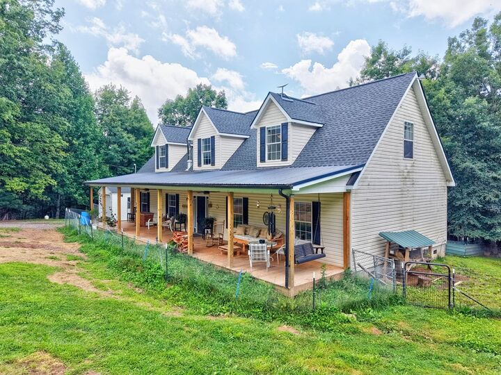 Property Photo: 208 Bearclaw Ln VA 24360