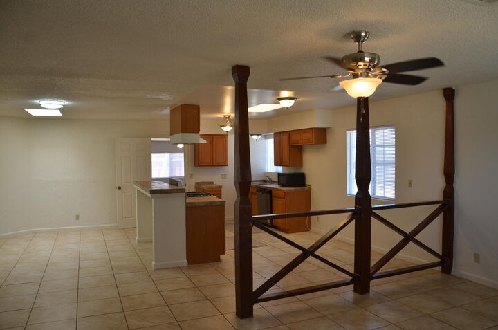 Property Photo:  1076 Lincolnwood Circle  CA 93230 