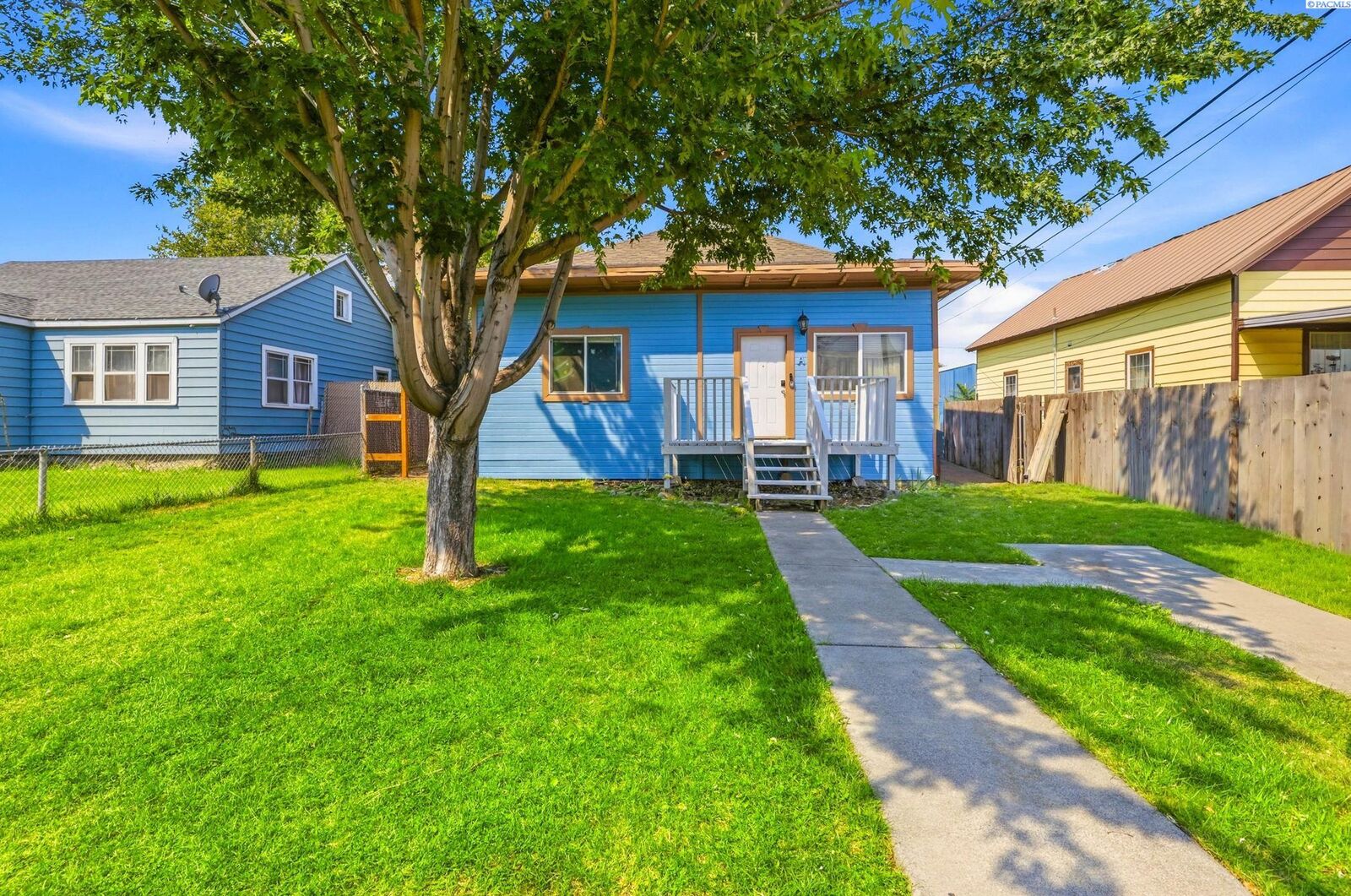 Property Photo: 111 N Garfield St WA 99336