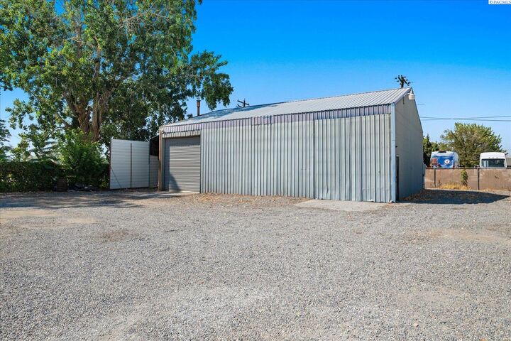 Property Photo: 1104 Rd 40 WA 99301