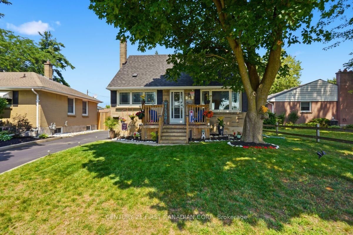 Property Photo:  28 Tweedsmuir Avenue  ON N5W 1K5 