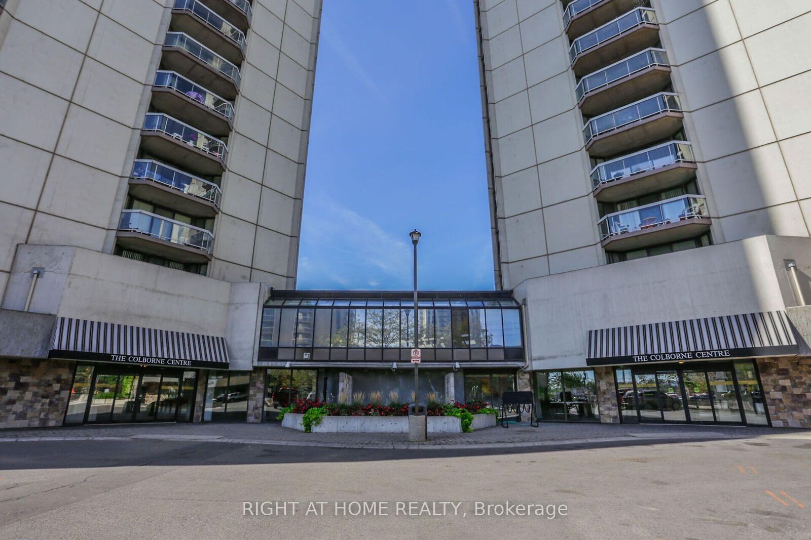 Property Photo: 363 Colborne Street 905 ON N6B 3N3