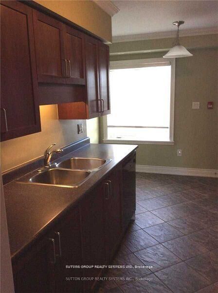 Property Photo:  613 Dundas Street W 2  ON L5B 0B5 