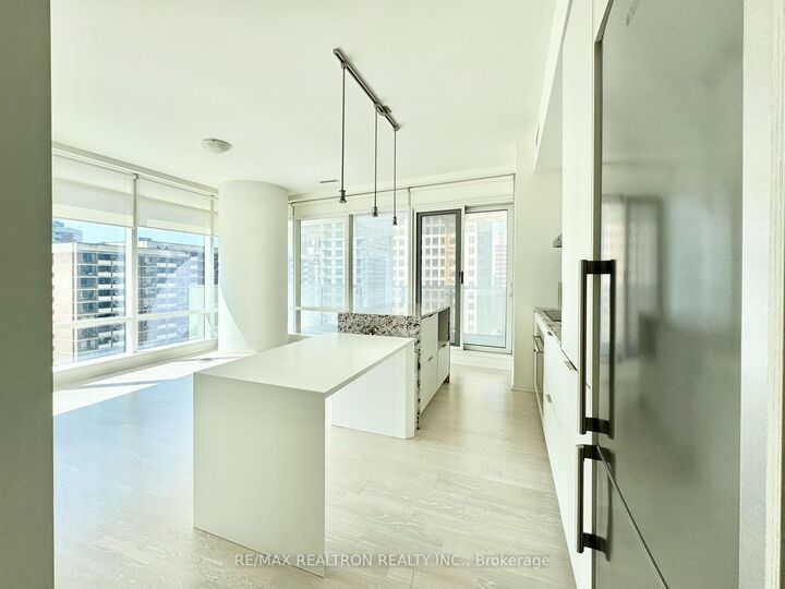 Property Photo:  1 Bloor Street E 1207  ON M4W 0A8 