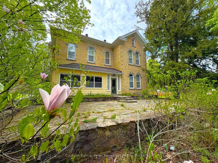 538 Queen Street N — photo 1