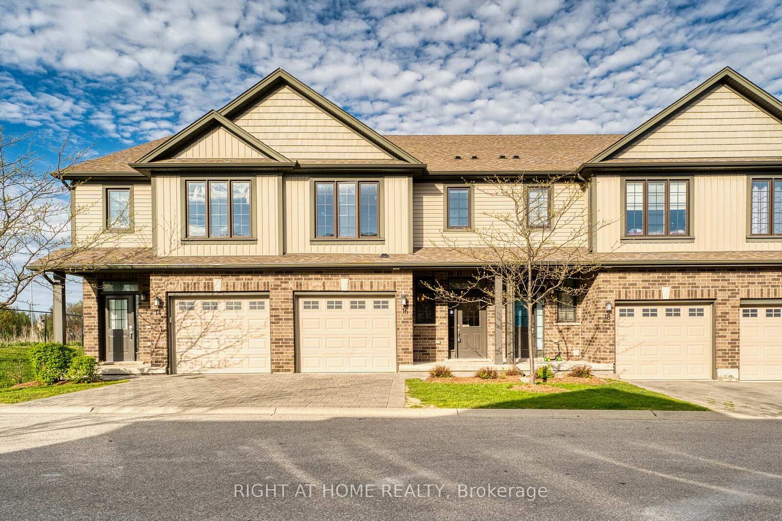 Property Photo:  1030 Oakcrossing Gate 16  ON N6H 0H1 