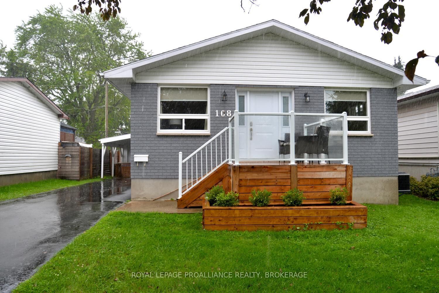 Property Photo:  108 Elmwood Drive  ON K7G 1N9 