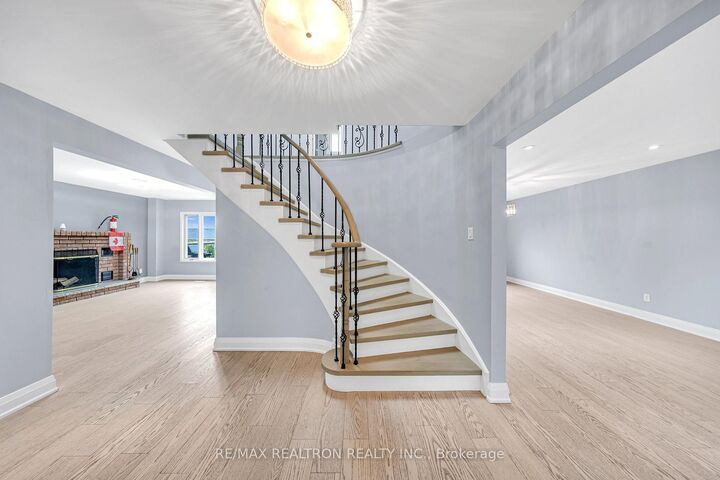 Property Photo:  141 Hialeah Crescent Upper  ON L1N 6V8 