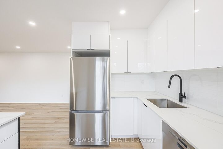 Property Photo:  383 Spadina Road 2  ON M5P 2W1 