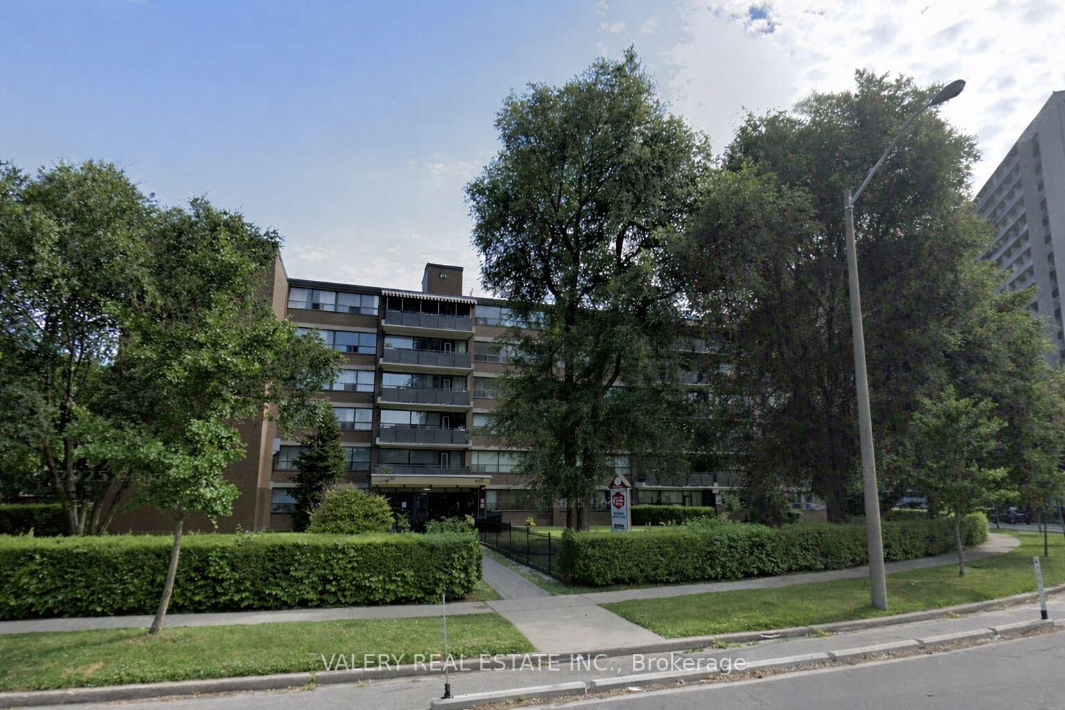 Photo de la propriété: 42 Thorncliffe Park Drive 107 ON M4H 1K1