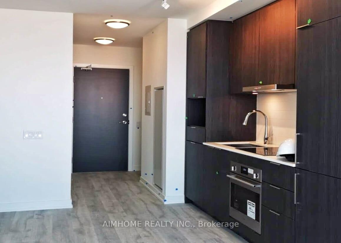 Property Photo:  7 Golden Lion Heights N1113  ON M6R 2J3 