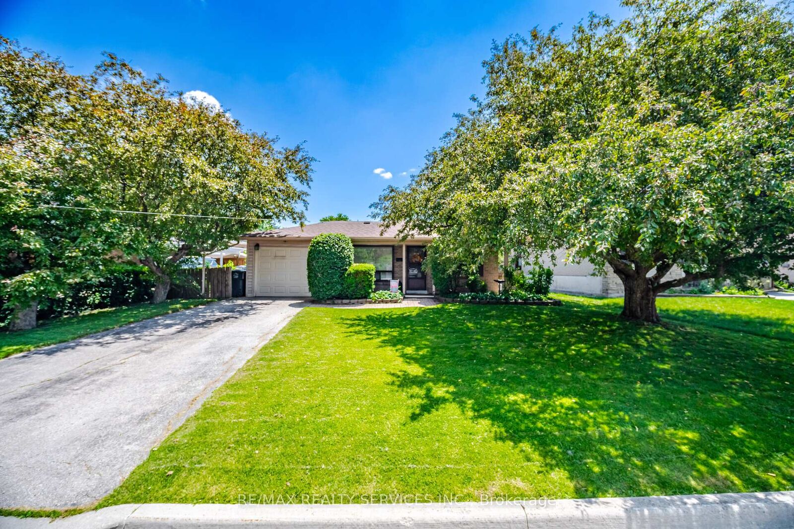 Photo de la propriété:  15 Ferndale Crescent  ON L6Y 3V3 
