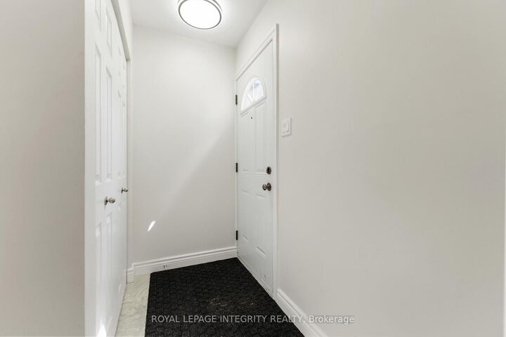 Property Photo: 5 Banner Road ON K2H 8T3