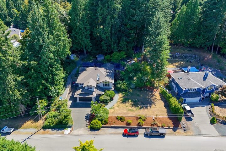 Property Photo: 804 Bucktail Rd BC V8H 1H5