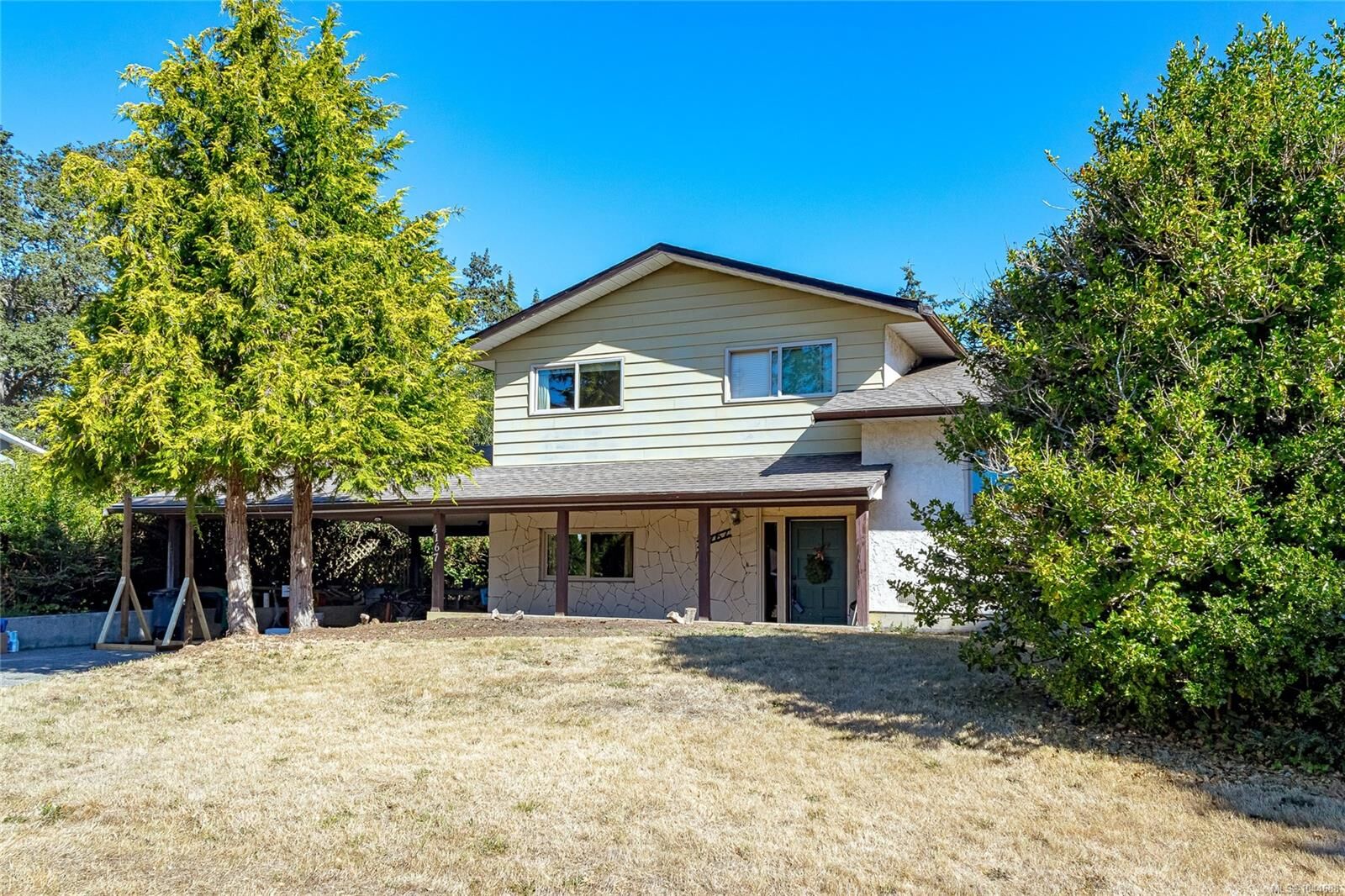 Property Photo: 4167 Thornhill Cres BC V8N 5E6