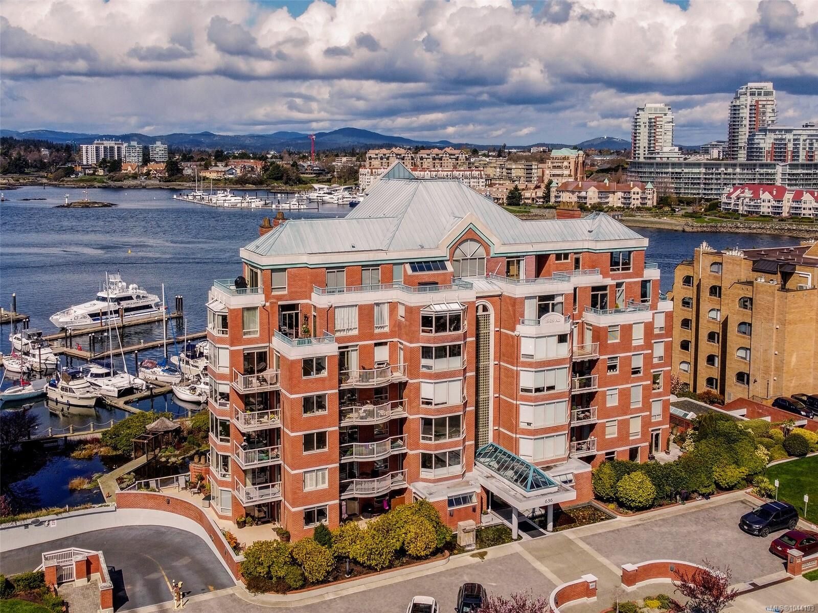 Property Photo: 636 Montreal St #101 BC V8V 4Y1