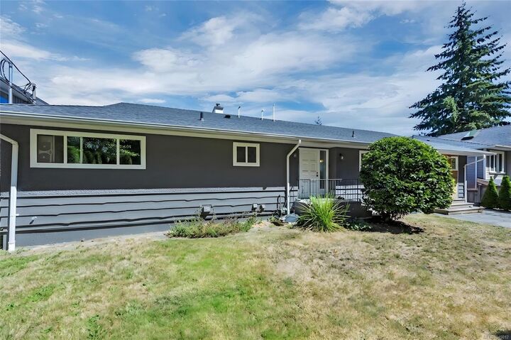 Property Photo: 5620 Hammond Bay Rd BC V9T 5N2