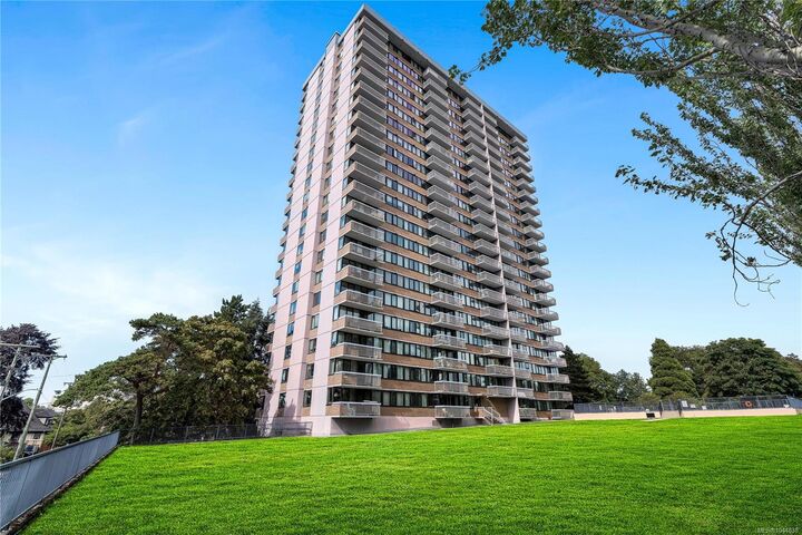 Property Photo: 647 Michigan St #2104 BC V8V 1S9