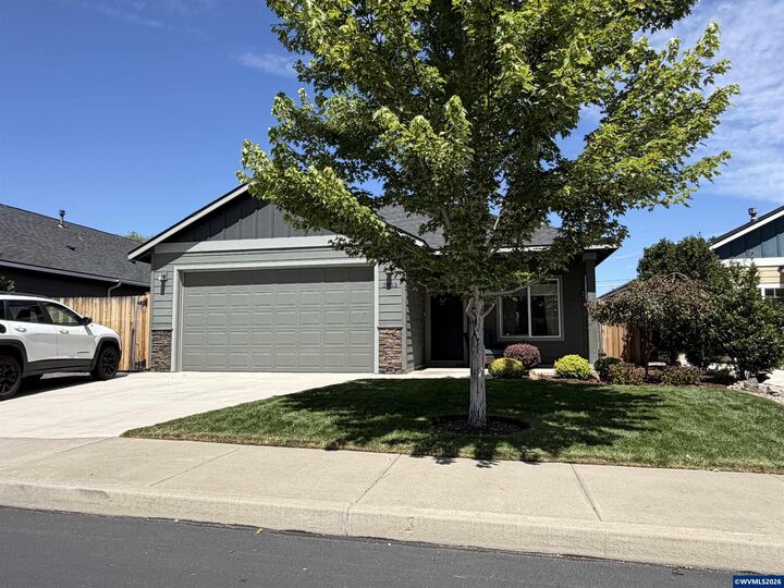 Property Photo: 2955 NW Hemlock Ln OR 97756