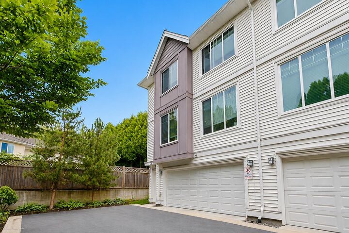 8033 166B Street 10 — photo 1