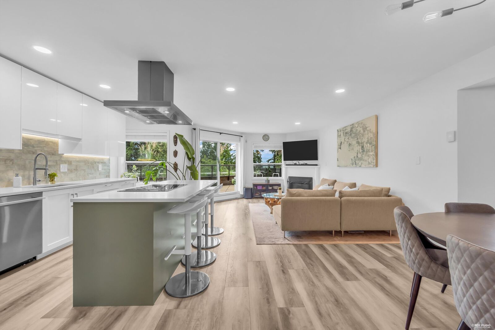 Property Photo: 1500 Ostler Court 604 BC V7G 2S2