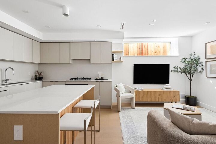 Property Photo: 2124 E 8 Avenue 2 BC V5N 1V5