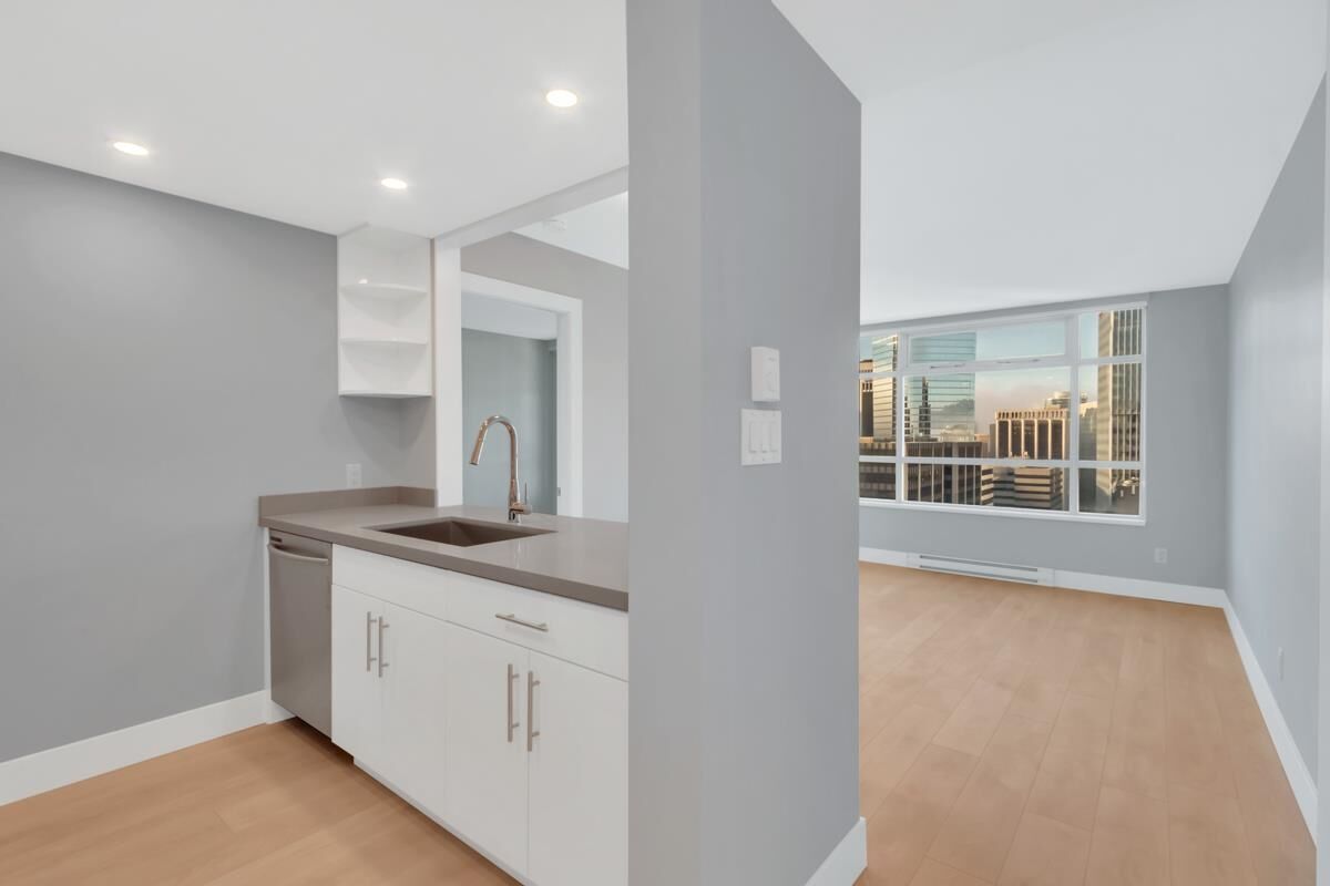 Property Photo: 438 Seymour Street 2503 BC V6B 6H4