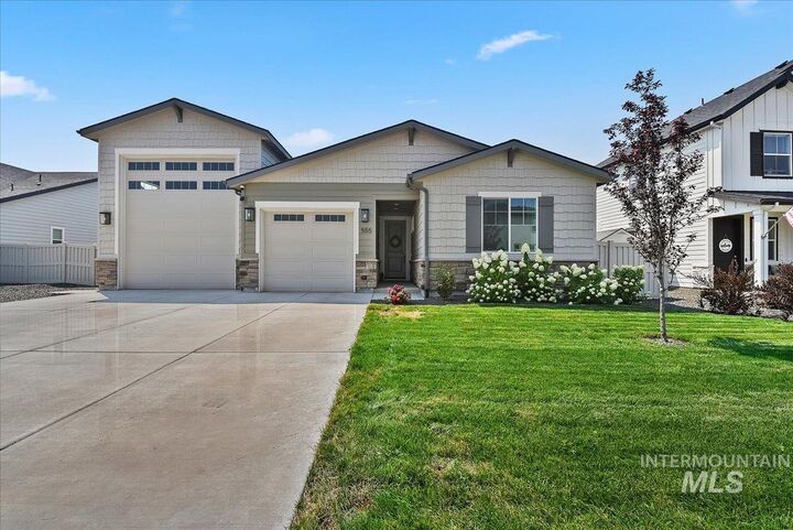 Property Photo:  555 Burnside Ave  ID 83644 