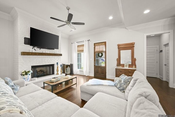 Property Photo: 6526 Oak Garden Dr LA 70817