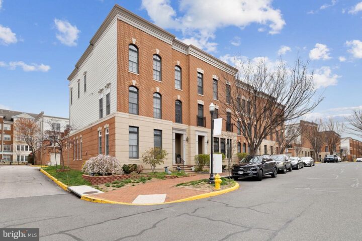 Property Photo: 492 Harbor Side Street VA 22191