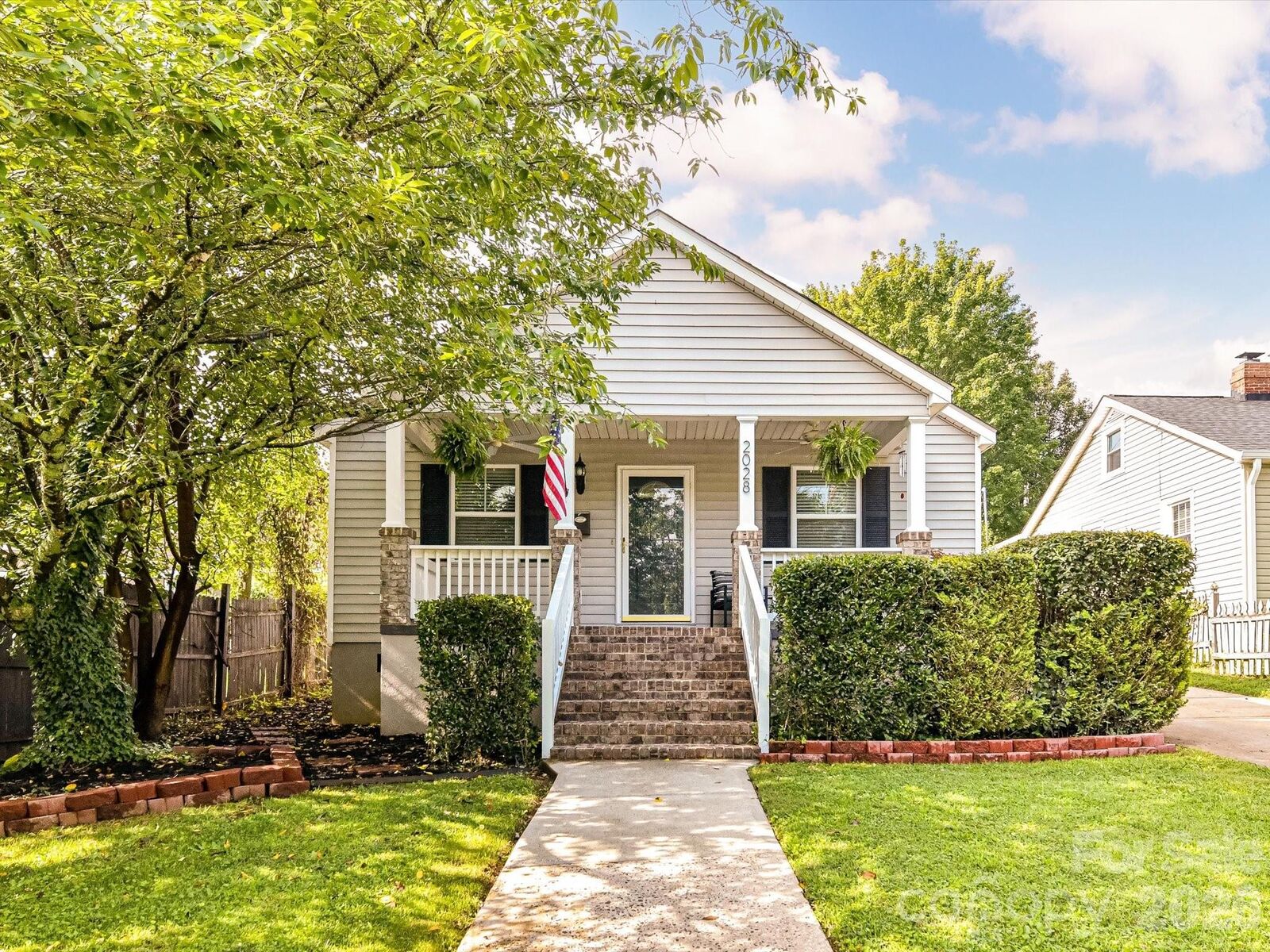 Property Photo:  2028 Hamorton Place  NC 28205 