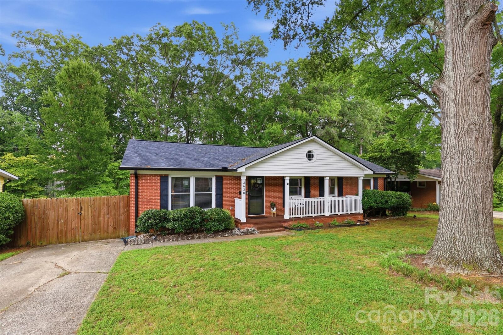 Property Photo: 3628 Winterfield Place NC 28205