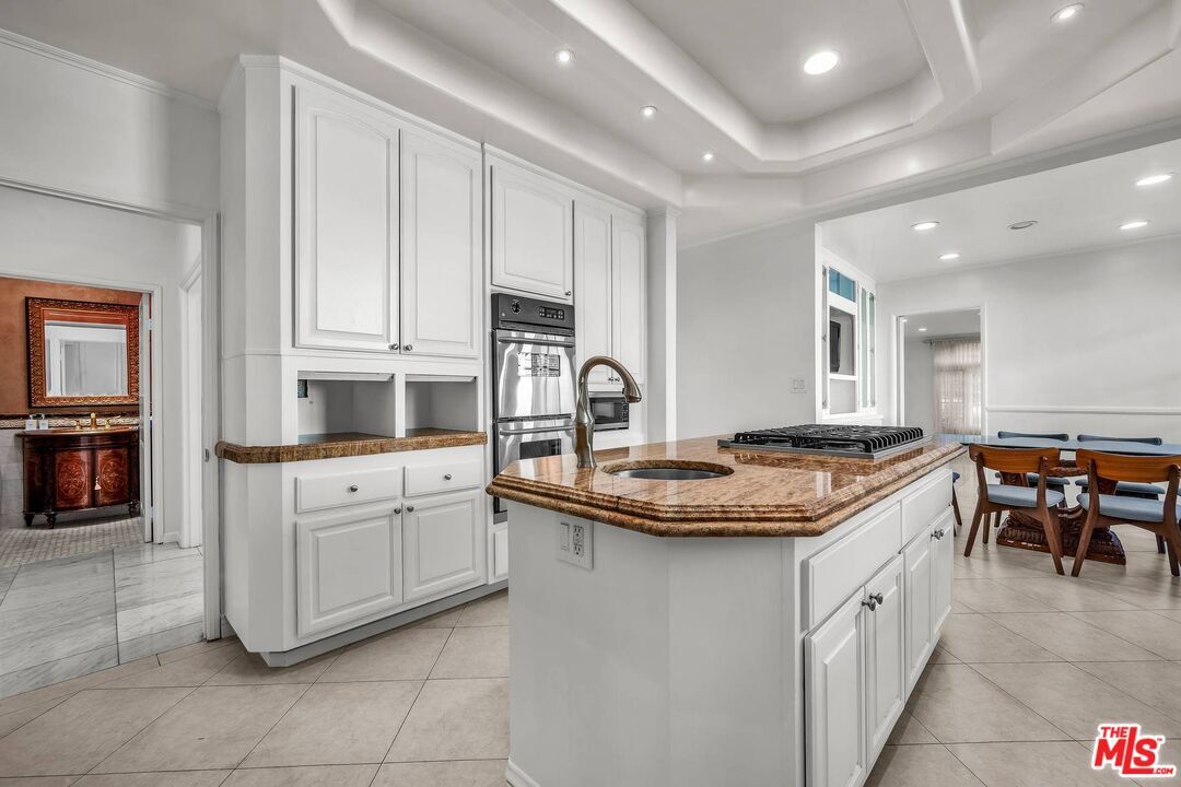 Property Photo:  10810 Rochester Ave  CA 90024 