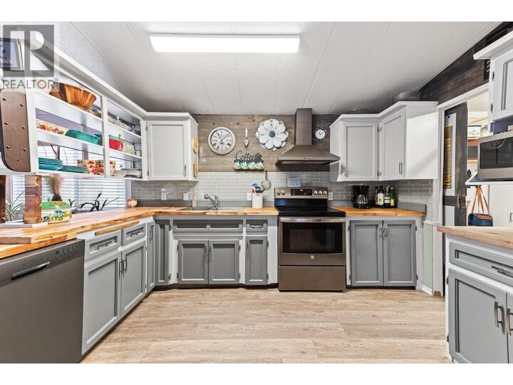Property Photo:  5807 Birch Avenue  BC V0B 1W1 