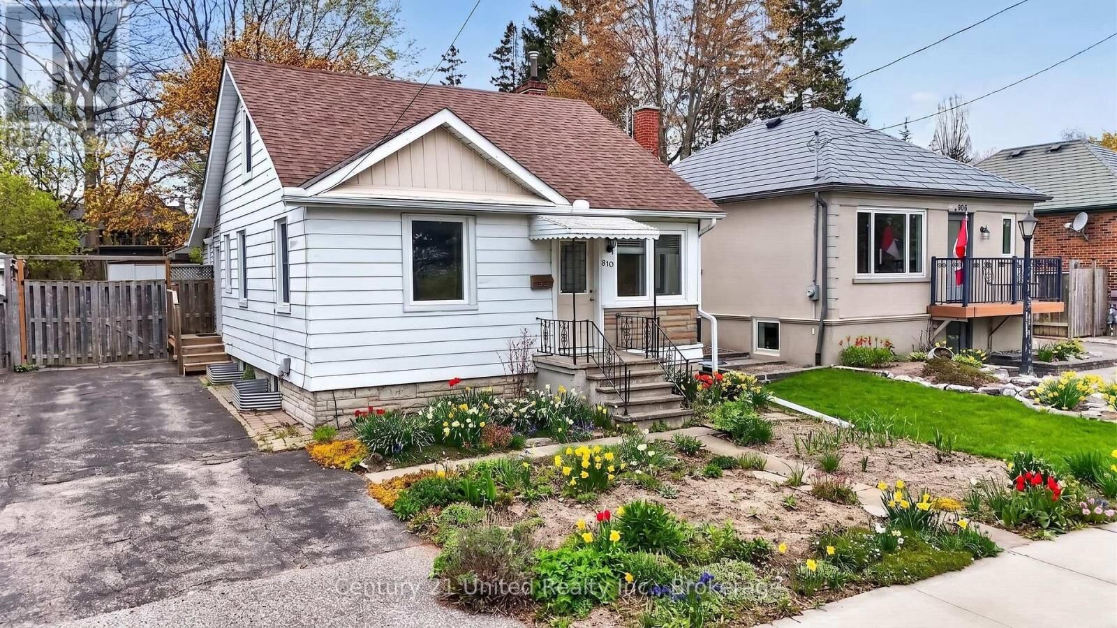 Property Photo:  810 Byron Street South  ON L1N 4R8 