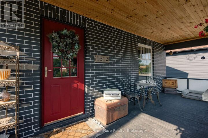Property Photo:  1612 Cassells Street  ON P1B 4C5 