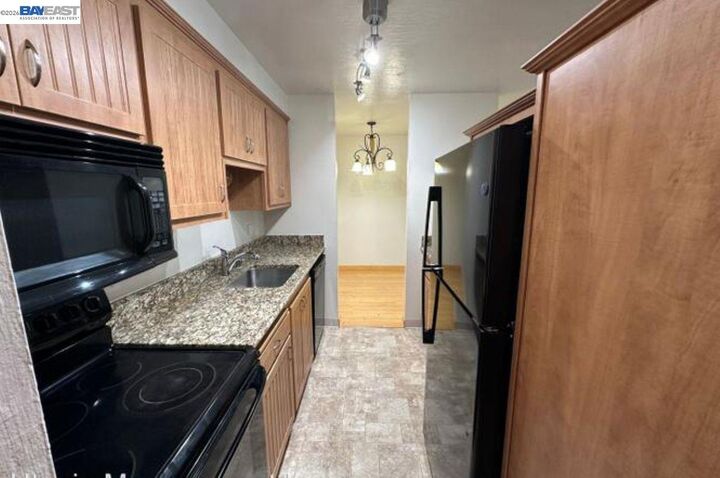 Property Photo: 555 Jean St 528 CA 94610