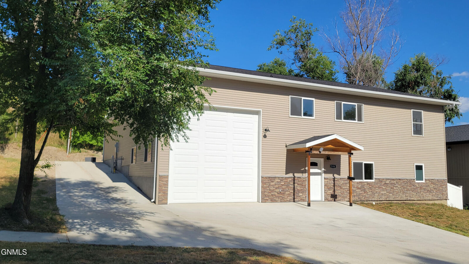 Property Photo:  506 4th Avenue NE  ND 58554 