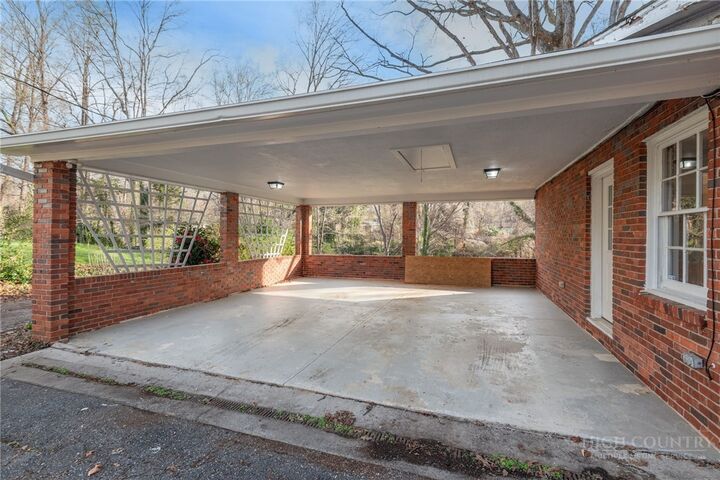 Property Photo:  624 Brentwood Court  NC 27104 