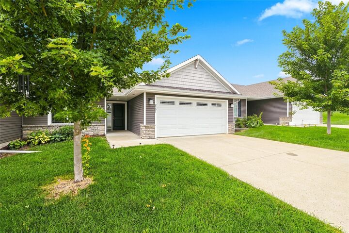 Property Photo: 2251 E Redmond Avenue IA 50320