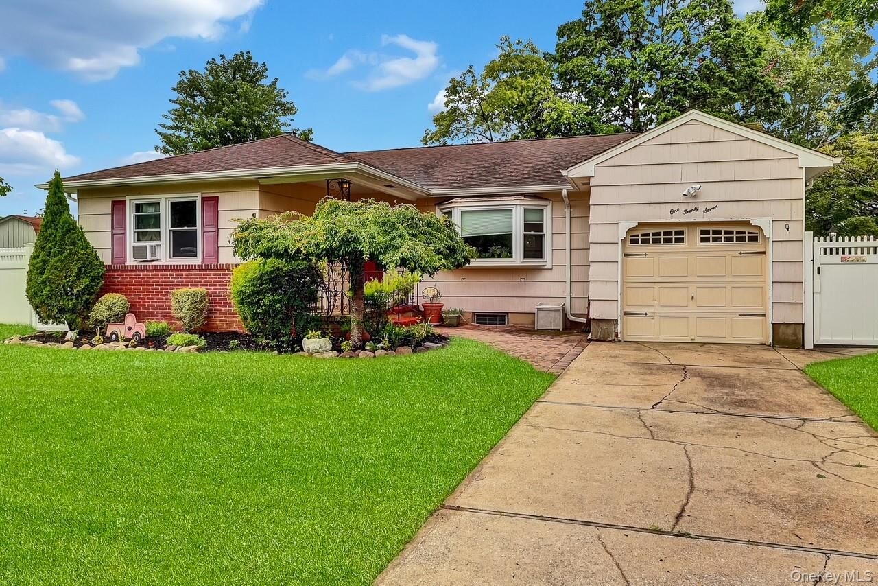 Property Photo:  127 Queens Avenue  NY 11704 