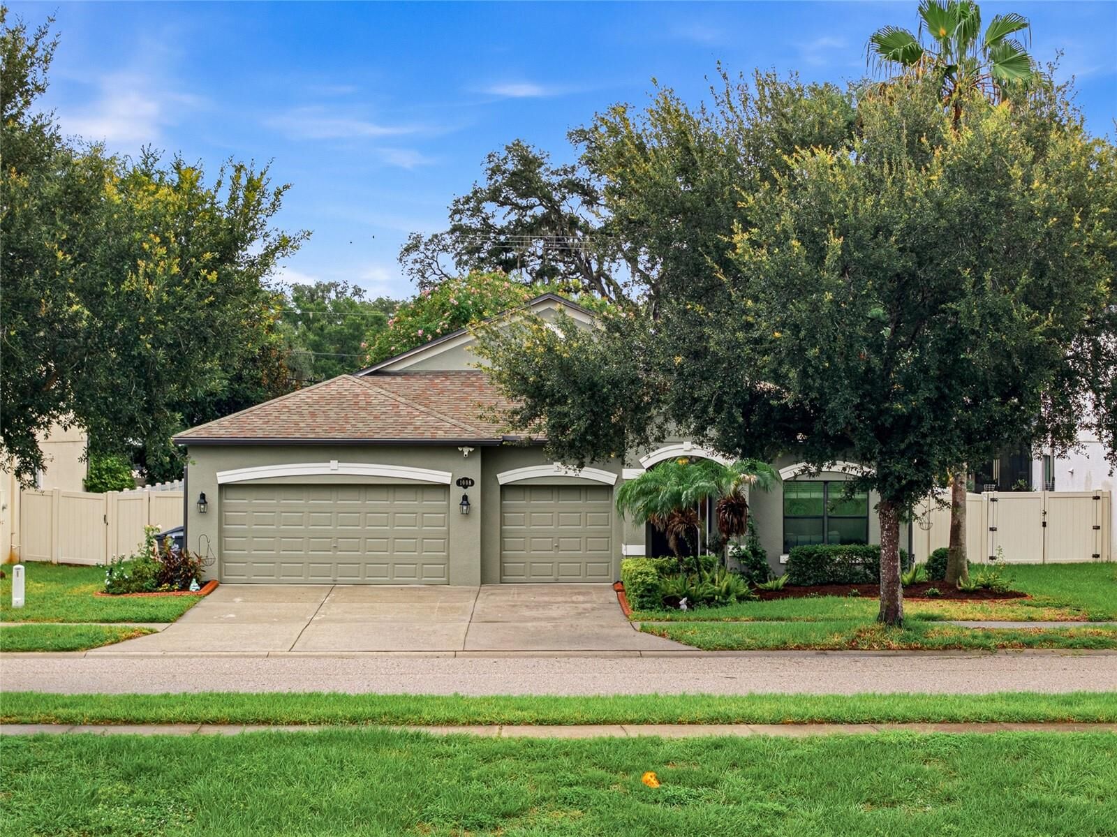 Property Photo:  1008 Oakcrest Drive  FL 33510 