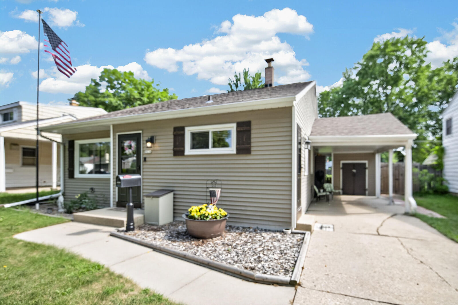 Property Photo: 8036 W Scranton Pl WI 53218