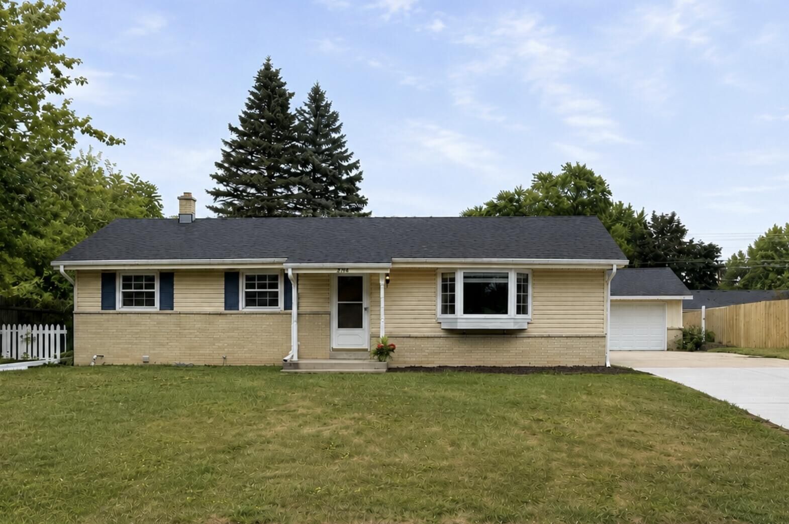 Property Photo:  228 S Colonial Pkwy  WI 53080 