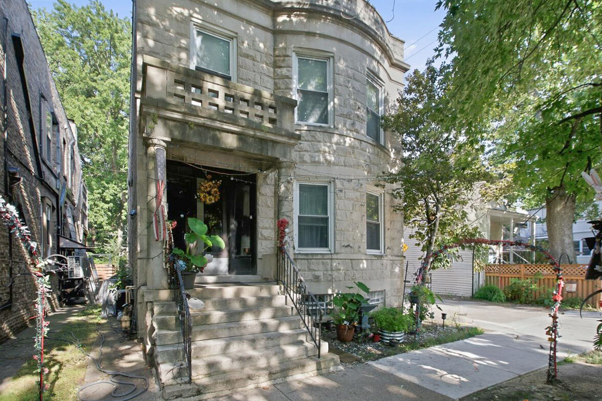 Property Photo: 7065 N Wolcott Avenue IL 60626