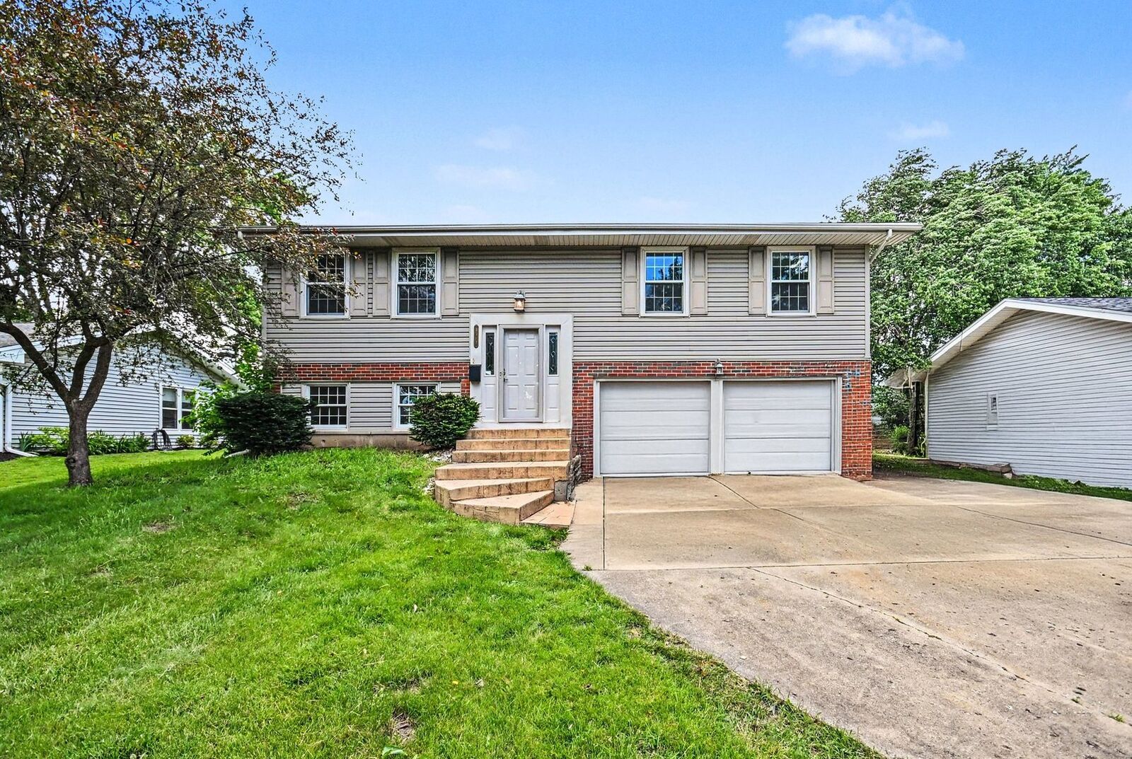Property Photo:  1312 W Oakmont Road  IL 60169 